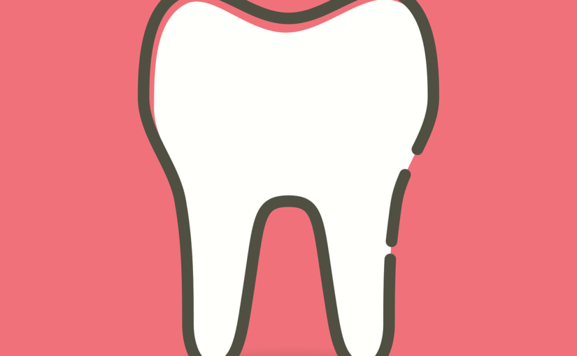 Przepiękne zdrowe zęby również wspaniały uroczy uśmieszek to powód do zadowolenia.